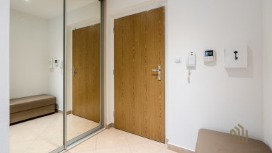 Exkluzivní byt 2+kk s předzahrádkou, terasou a garážovým stáním Praha 10 – Pitkovice