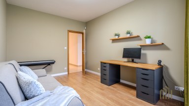 Exkluzivní byt 2+kk s předzahrádkou, terasou a garážovým stáním Praha 10 – Pitkovice