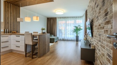Exkluzivní byt 2+kk s předzahrádkou, terasou a garážovým stáním Praha 10 – Pitkovice