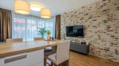 Exkluzivní byt 2+kk s předzahrádkou, terasou a garážovým stáním Praha 10 – Pitkovice