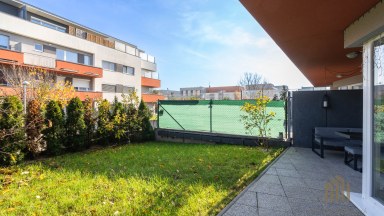 Exkluzivní byt 2+kk s předzahrádkou, terasou a garážovým stáním Praha 10 – Pitkovice