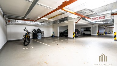 Exkluzivní byt 2+kk s předzahrádkou, terasou a garážovým stáním Praha 10 – Pitkovice