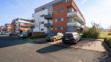 Exkluzivní byt 2+kk s předzahrádkou, terasou a garážovým stáním Praha 10 – Pitkovice