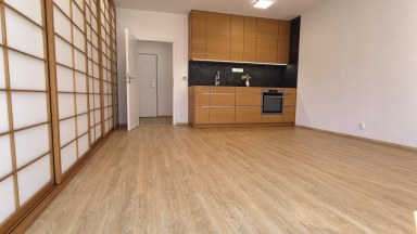 Pronájem moderního bytu 1kk s balkonem a krytým parkováním ve Vraném nad Vltavou