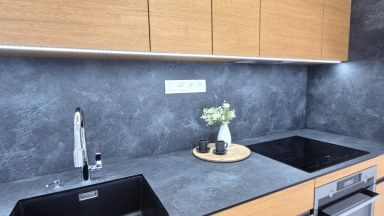 Pronájem moderního bytu 1kk s balkonem a krytým parkováním ve Vraném nad Vltavou