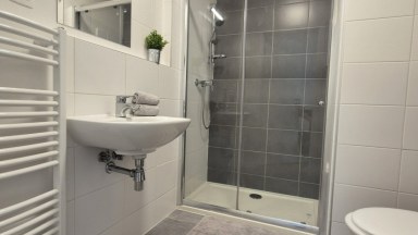 Pronájem moderního bytu 1kk s balkonem a krytým parkováním ve Vraném nad Vltavou