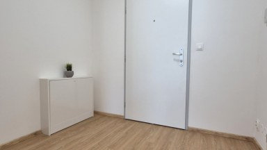 Pronájem moderního bytu 1kk s balkonem a krytým parkováním ve Vraném nad Vltavou