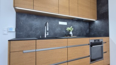 Pronájem moderního bytu 1kk s balkonem a krytým parkováním ve Vraném nad Vltavou