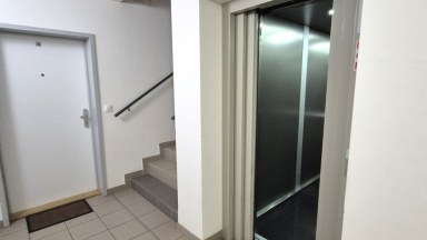 Pronájem moderního bytu 1kk s balkonem a krytým parkováním ve Vraném nad Vltavou