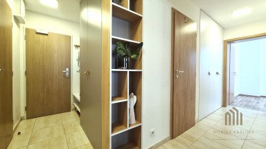 Pronájem elegantního bytu 4+kk s balkonem a garážovým stáním – Praha 10, Uhříněves