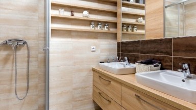 Pronájem elegantního bytu 4+kk s balkonem a garážovým stáním – Praha 10, Uhříněves