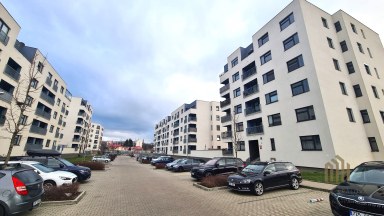 Pronájem elegantního bytu 4+kk s balkonem a garážovým stáním – Praha 10, Uhříněves