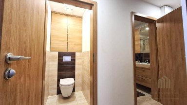 Pronájem elegantního bytu 4+kk s balkonem a garážovým stáním – Praha 10, Uhříněves