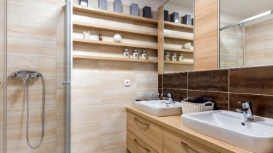 Pronájem elegantního bytu 4+kk s balkonem a garážovým stáním – Praha 10, Uhříněves