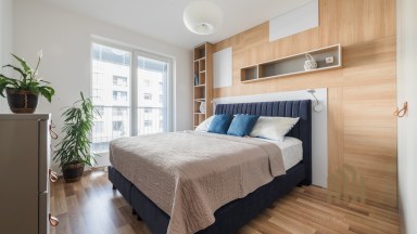 Pronájem elegantního bytu 4+kk s balkonem a garážovým stáním – Praha 10, Uhříněves
