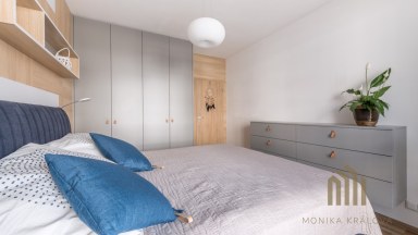 Pronájem elegantního bytu 4+kk s balkonem a garážovým stáním – Praha 10, Uhříněves