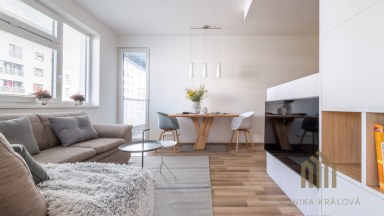 Pronájem elegantního bytu 4+kk s balkonem a garážovým stáním – Praha 10, Uhříněves