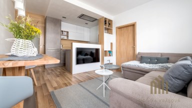 Pronájem elegantního bytu 4+kk s balkonem a garážovým stáním – Praha 10, Uhříněves