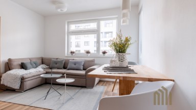 Pronájem elegantního bytu 4+kk s balkonem a garážovým stáním – Praha 10, Uhříněves