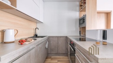 Pronájem elegantního bytu 4+kk s balkonem a garážovým stáním – Praha 10, Uhříněves