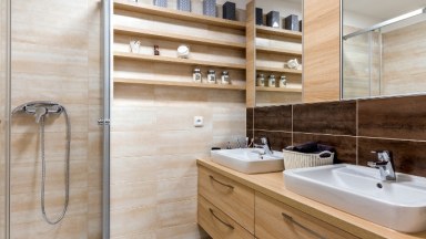 Pronájem elegantního bytu 4+kk s balkonem a garážovým stáním – Praha 10, Uhříněves