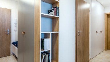 Pronájem elegantního bytu 4+kk s balkonem a garážovým stáním – Praha 10, Uhříněves