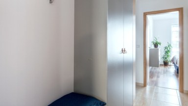 Pronájem elegantního bytu 4+kk s balkonem a garážovým stáním – Praha 10, Uhříněves