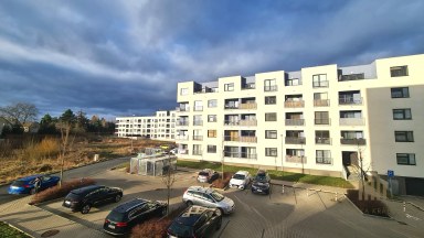 Pronájem elegantního bytu 4+kk s balkonem a garážovým stáním – Praha 10, Uhříněves