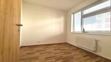 Pronájem elegantního bytu 4+kk s balkonem a garážovým stáním – Praha 10, Uhříněves
