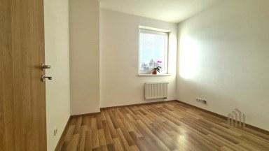 Pronájem elegantního bytu 4+kk s balkonem a garážovým stáním – Praha 10, Uhříněves