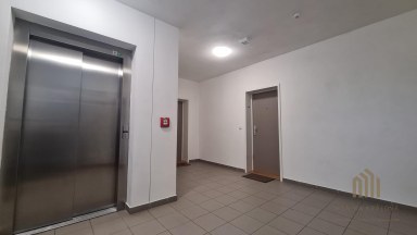 Pronájem elegantního bytu 4+kk s balkonem a garážovým stáním – Praha 10, Uhříněves