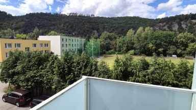 Exkluzivní pronájem Bytu 2+kk s balkonem a krytým parkováním ve Vraném nad Vltavou