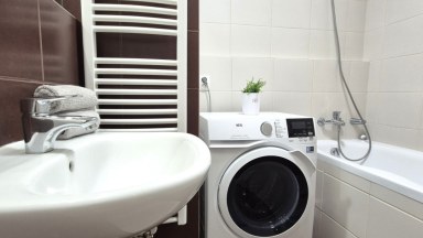 Exkluzivní pronájem Bytu 2+kk s balkonem a krytým parkováním ve Vraném nad Vltavou