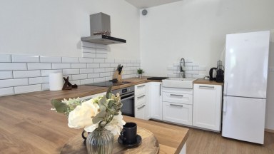 Exkluzivní pronájem Bytu 2+kk s balkonem a krytým parkováním ve Vraném nad Vltavou