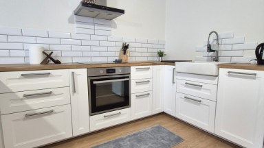 Exkluzivní pronájem Bytu 2+kk s balkonem a krytým parkováním ve Vraném nad Vltavou