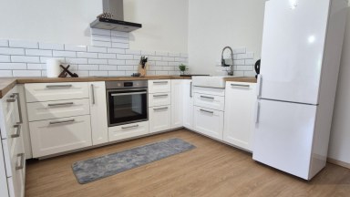 Exkluzivní pronájem Bytu 2+kk s balkonem a krytým parkováním ve Vraném nad Vltavou