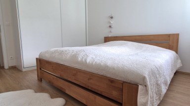 Exkluzivní pronájem Bytu 2+kk s balkonem a krytým parkováním ve Vraném nad Vltavou