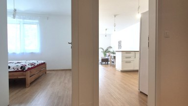 Exkluzivní pronájem Bytu 2+kk s balkonem a krytým parkováním ve Vraném nad Vltavou